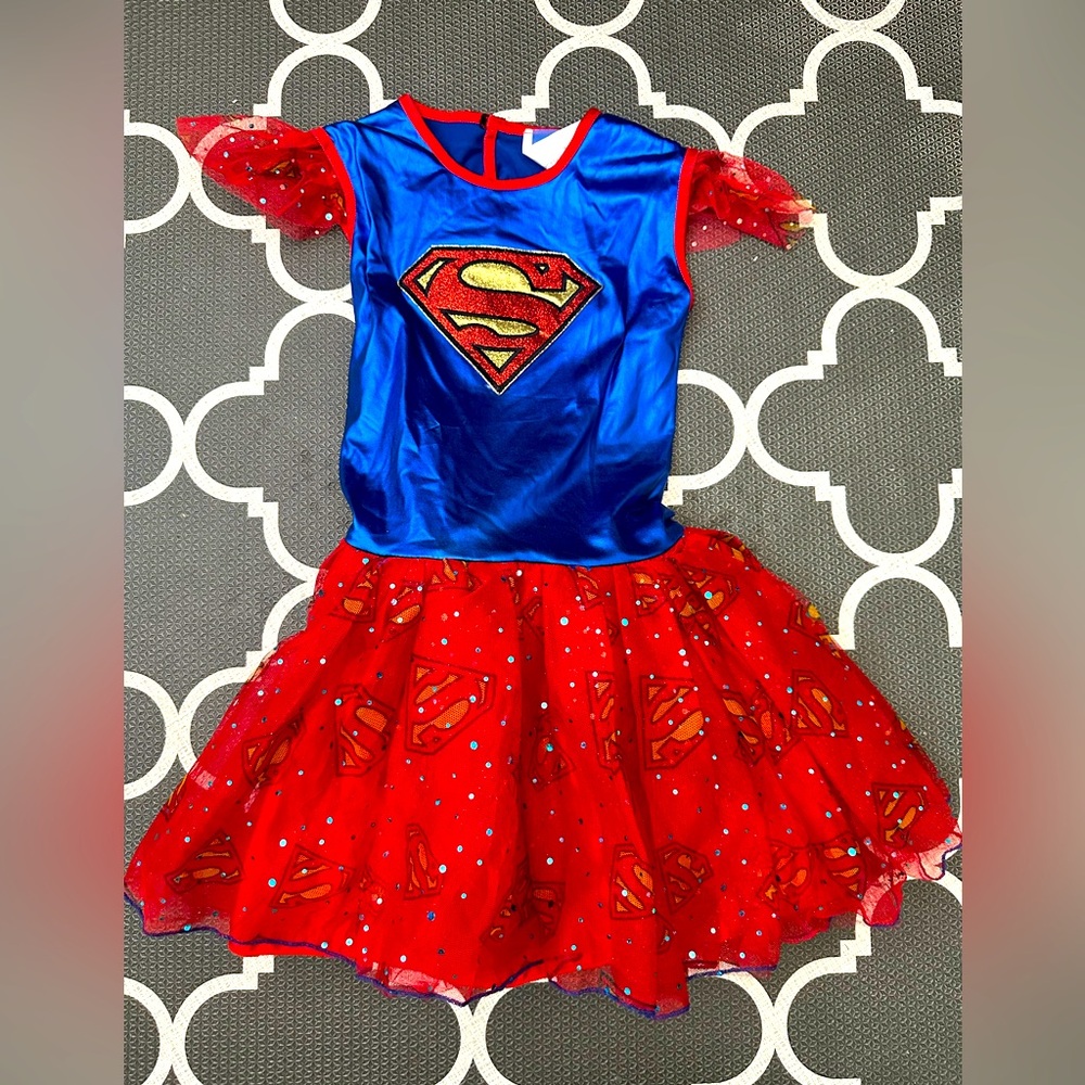 Supergirl costume. Size:Medium (5-6)